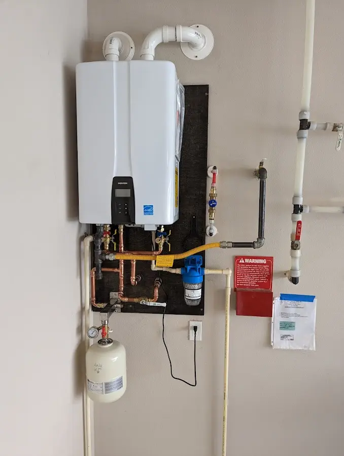 Professional plumber installing copper piping in a Aventura home